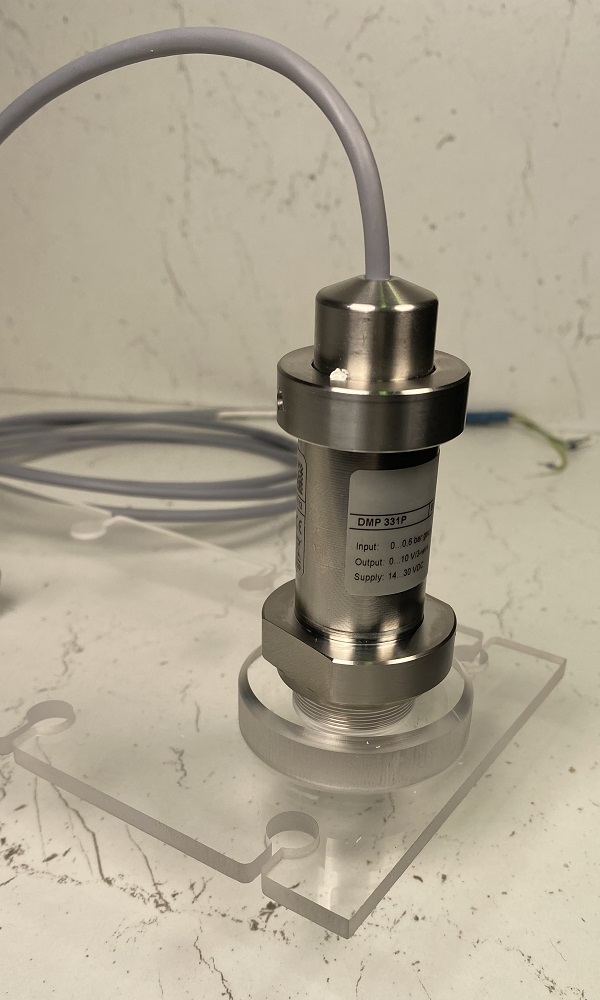 Clear acrylic lid for scientific testing apparatus with threaded ports