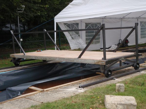 Rolling platform gantry on steel track